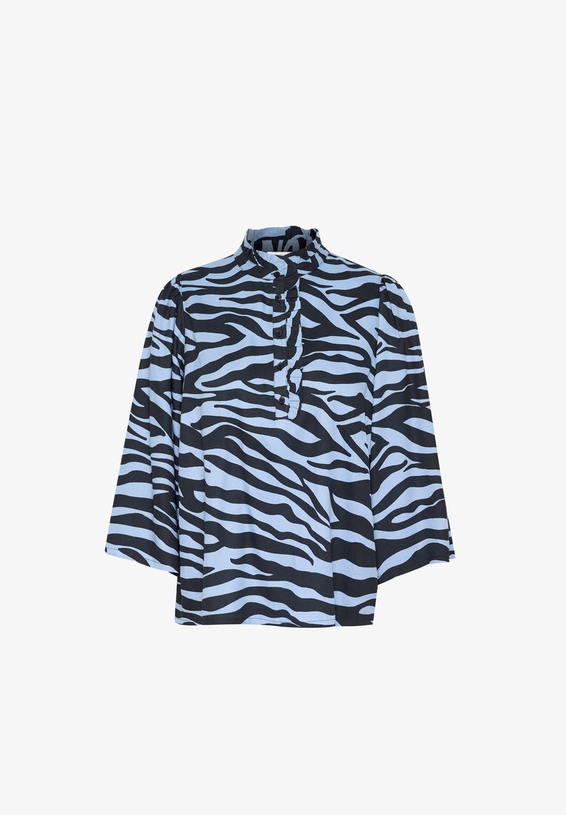 Bluza s uzorkom zebre u plavoj i crnoj boji s visokim ovratnikom i dugmadi. Ima duge rukave i opuštenu siluetu.