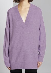 Pull en maille violet avec un décolleté en V profond, coupe décontractée, manches longues, poignets et ourlet côtelés. Texture douce, matériau léger.