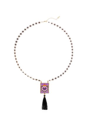 Collier perlé avec chaîne en or, motif floral, pendentif violet avec design en forme de cœur et pompon noir. Fermoir réglable à l'arrière.