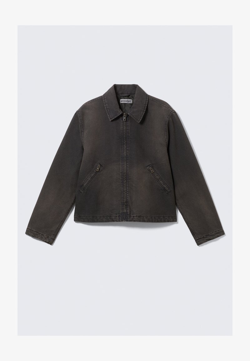 Veste zippée gris foncé avec col et deux poches zippées en diagonale, posée à plat sur un fond gris clair.