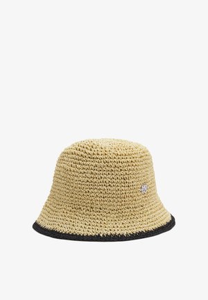 Pălărie tip găleată din paie împletite, cu margine neagră și un mic logo pătrat pe lateral.