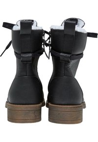 Botines de tobillo de cuero sintético negro con un acabado texturizado, que presentan un collar acolchado, dos cremalleras traseras y un tacón de bloque de madera con un patrón.