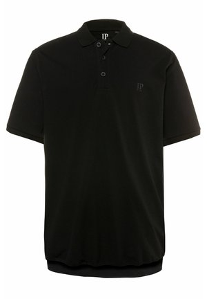 Zwarte polo gemaakt van glad materiaal, met een kraag, drie knopen bij de hals en een subtiele logo op de borst.