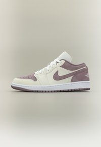 Неизбран, swan/white/purple smoke
