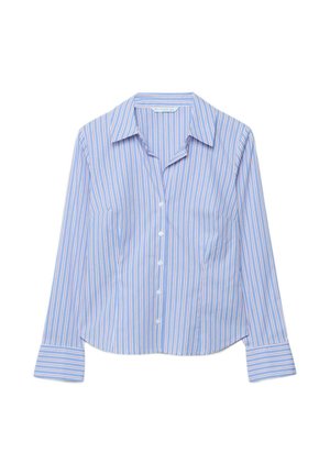 Camicia a maniche lunghe con bottoni, a righe verticali blu, bianche e rosse, con colletto a punta su sfondo bianco.