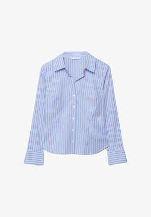 Chemise à manches longues à boutons avec des rayures verticales bleues, blanches et rouges et un col pointu sur un fond blanc.