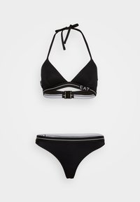 Melna bikini komplekts ar trīsstūra formu augšdaļu ar halteriem un aizdari, kā arī apakšdaļu ar elastīgu jostasvietu un logotipa detaļām.