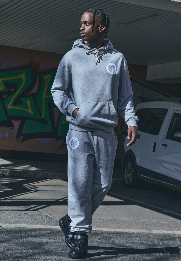 NBA BROOKLYN NETS LEAGUE ESSENTIALSOVERSIZED HOODIE - Club wear4