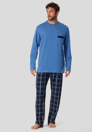 Langärmliges blaues T-Shirt mit einer Brusttasche, kombiniert mit navyblauen karierten Schlafanzughosen. Weicher Stoff, lockere Passform und lässiges Design.
