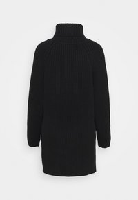 Svart stickad tröja med hög ribbad krage, långa ärmar och en löst sittande design, med ett strukturerat mönster.