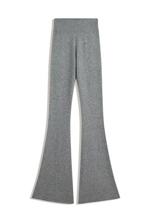 Grijze flared leggings van rekbaar materiaal, met een hoge tailleband en een gladde textuur zonder patronen of zichtbare hardware.
