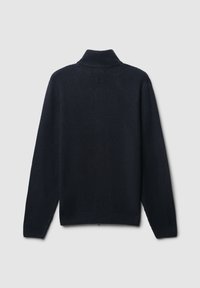 Maglione a collo alto in maglia di un blu navy scuro con maniche lunghe, esposto piatto su uno sfondo grigio chiaro che mostra la vista posteriore.