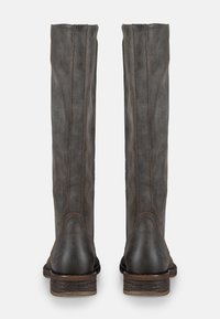 Hohe graue Lederstiefel mit strukturiertem Finish, ausgestattet mit kontrastierenden Nähten und einem Blockabsatz. Das Design umfasst eine abgerundete Zehenpartie und einen verstärkten Schaft.