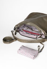 Olivgrünes Lederhandtasche mit floralem Innenfutter, ausgestattet mit einem abnehmbaren Trageriemen und einem kleinen passenden Reißverschlussbeutel.