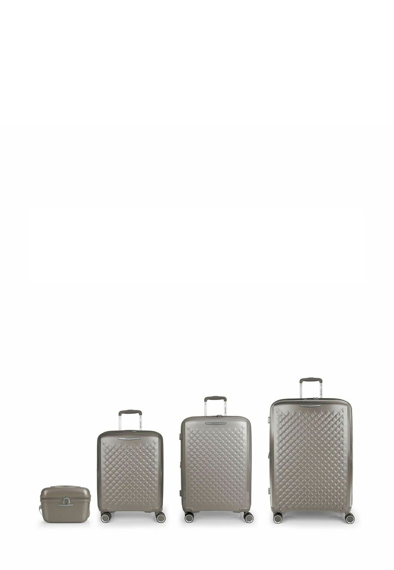 Set di valigie in tre pezzi color taupe metallico con esterno trapuntato, manici telescopici e ruote girevoli; include una piccola borsa rettangolare.