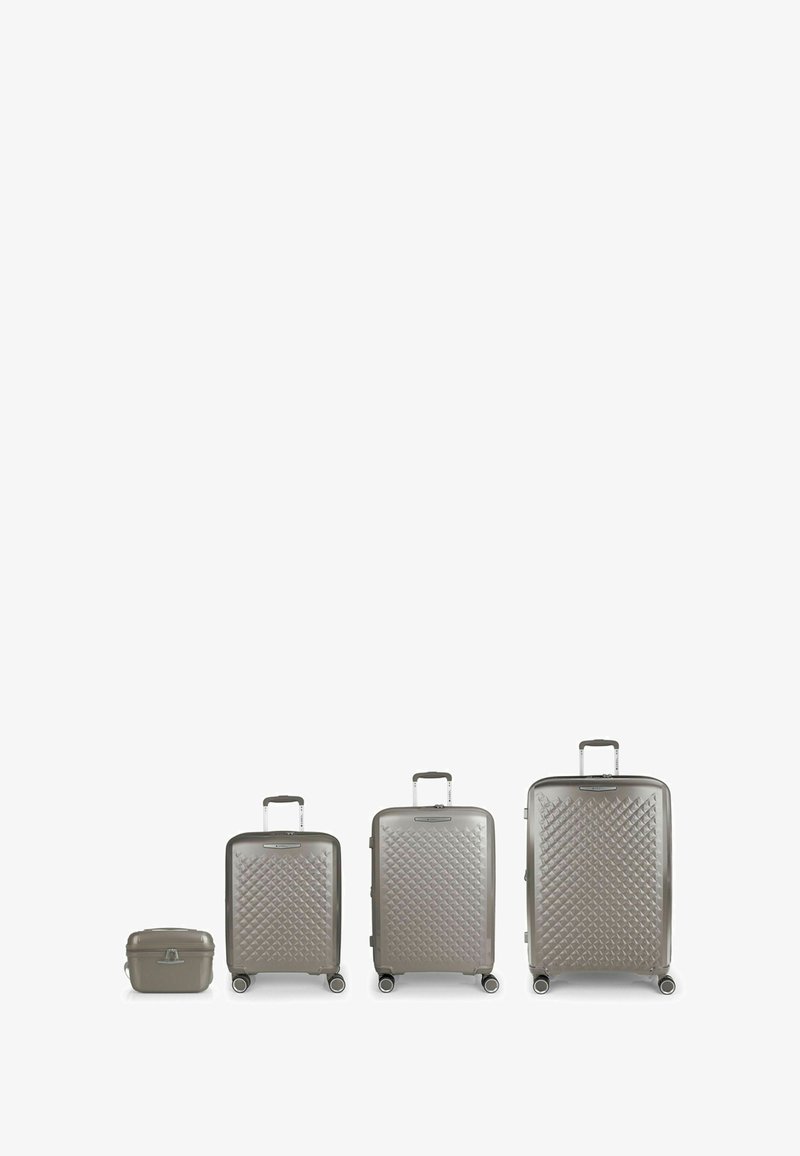 Set di valigie in tre pezzi color taupe metallico con esterno trapuntato, manici telescopici e ruote girevoli; include una piccola borsa rettangolare.