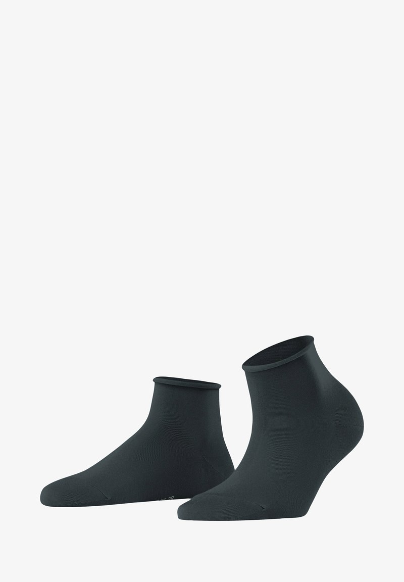 Calzini neri alla caviglia realizzati in materiale elastico. Texture liscia, design a taglio basso, con punta e tallone rinforzati. Adatti per un abbigliamento casual.