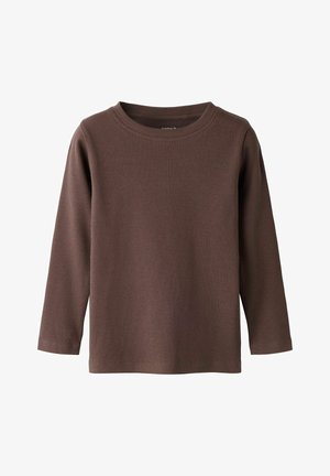 Bruin geribd shirt met lange mouwen en ronde hals, losse pasvorm, afgebeeld op witte achtergrond.