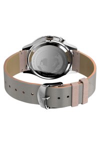 Zilverkleurig horloge met een gestructureerde grijze stoffen band en contrasterende beige voering, voorzien van een roestvrijstalen kast en een gegraveerde achterzijde.
