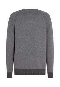 Grauer Strickpullover mit Rundhalsausschnitt, gerippten Bündchen und Saum, mit einem strukturierten Muster und nahtlosem Schulterdesign.