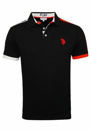 Schwarzes Poloshirt mit roten und weißen Akzenten an den Ärmeln, rotem gesticktem Logo auf der Brust und geknöpftem Kragen mit "PLAY"-Etikett innen.