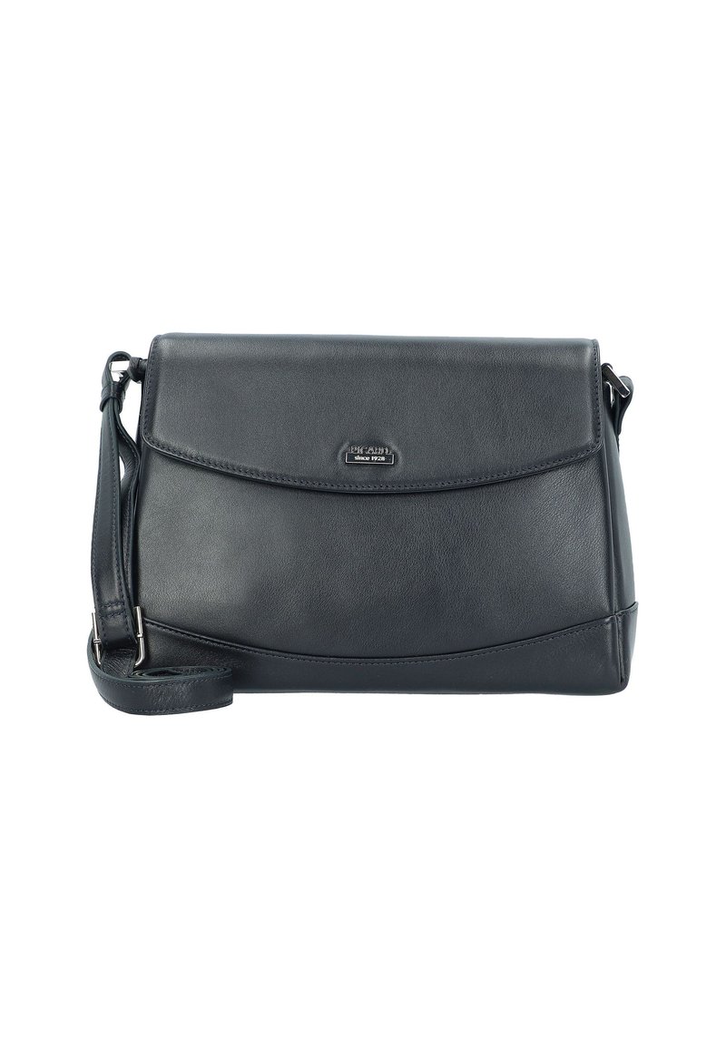 Schwarze Leder-Crossbody-Tasche mit Klappenverschluss und verstellbarem Riemen, mit einem kleinen Metall-Logo-Schild in der Mitte der Vorderseite.
