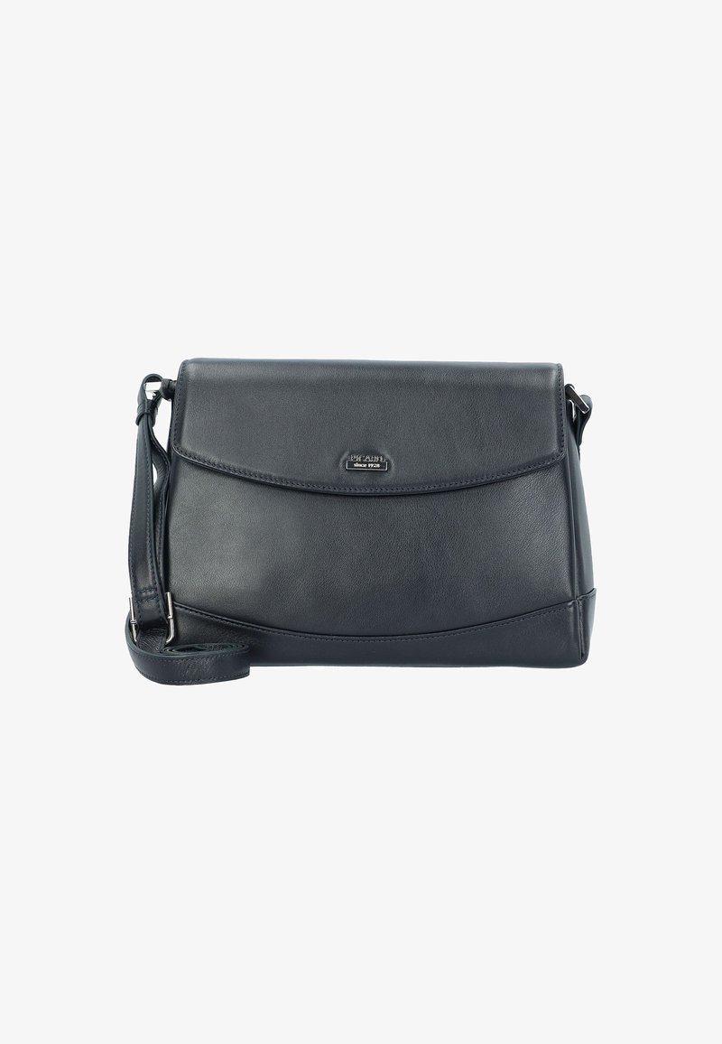 Schwarze Leder-Crossbody-Tasche mit Klappenverschluss und verstellbarem Riemen, mit einem kleinen Metall-Logo-Schild in der Mitte der Vorderseite.
