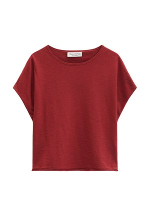 Rood topje met korte mouwen en losse pasvorm met ronde hals, gemaakt van zachte stof, met label Marc O’Polo, afgebeeld op een witte achtergrond.