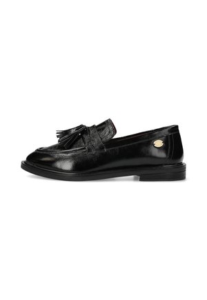 Zwarte leren loafer met franjes bovenop, lage hak en een klein gouden ovaal embleem nabij de hak op een witte achtergrond.