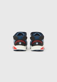 Pantofi sport pentru copii, albaștri și albi, cu accente roșii, având urechi negre de Mickey Mouse și textul „Mickey Mouse” pe călcâi.