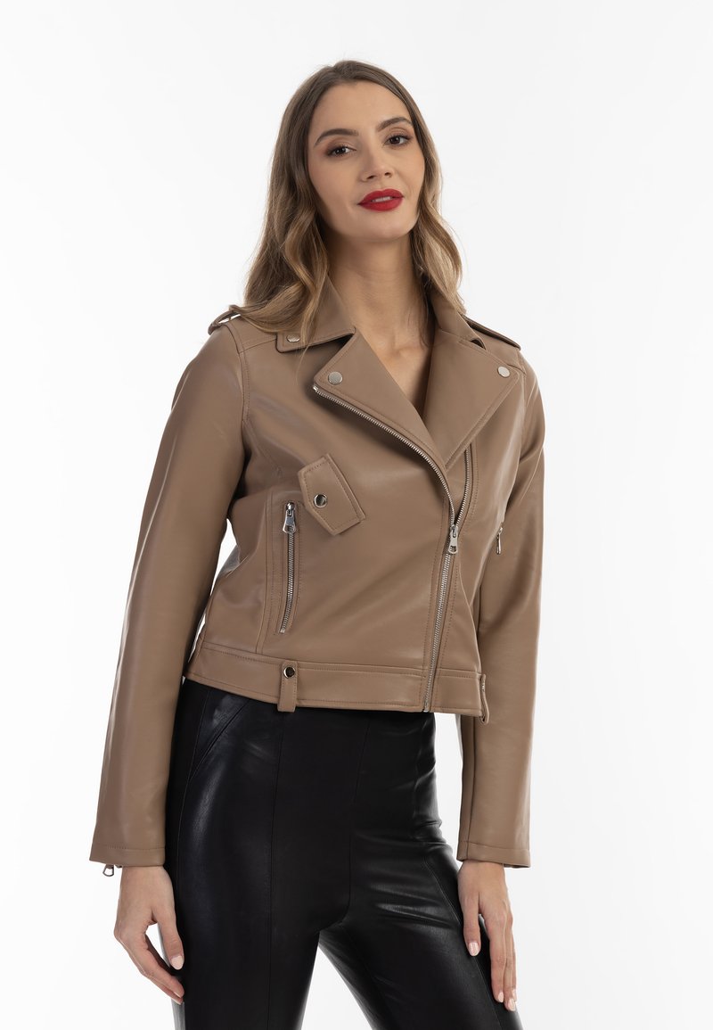 Giacca da motociclista in similpelle marrone chiaro con chiusura a zip asimmetrica, rever e tasche con zip, dal design corto.