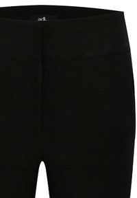 Zwarte broek met een gladde stoftextuur, voorzien van een hoge tailleband en zonder zichtbare hardware of versieringen. Eenvoudig, strak ontwerp.