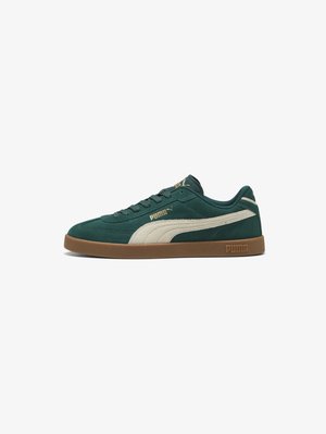 Sneaker in suede verde con un design a onde color crema, branding dorato e suola in gomma marrone. Presenta un classico sistema di allacciatura con lacci e colletto imbottito.