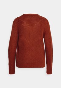 Rostfarbener Strickpullover mit langen Ärmeln, strukturierten Mustern auf dem Rücken und den Ärmeln sowie Rippbündchen und Saum.