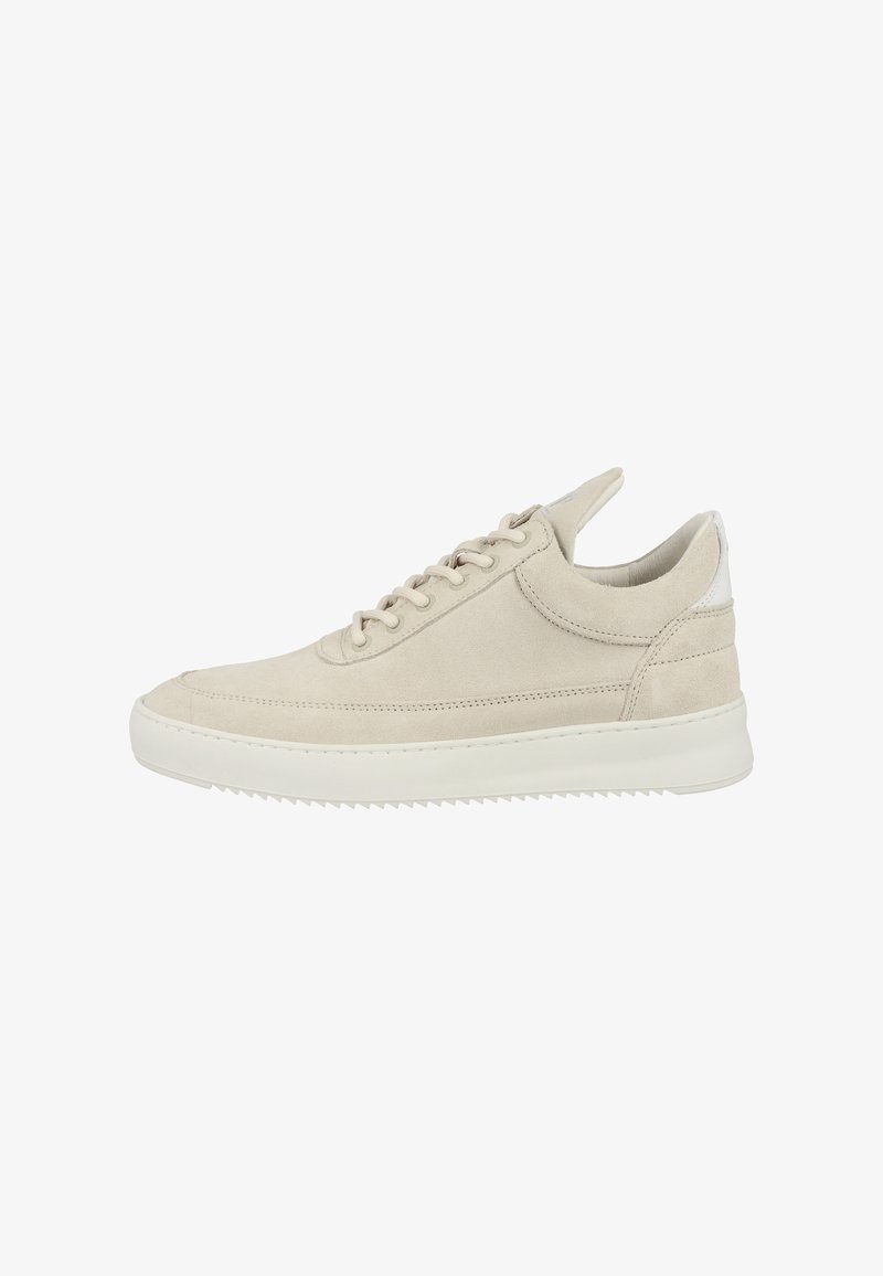 Baskets en daim beige au design bas, avec un dessus texturé, une pointe ronde et une semelle en caoutchouc blanc dotée de détails dentelés.