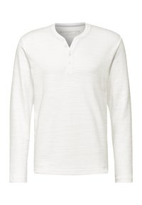 Camisa henley blanca de manga larga con tejido texturizado, tapeta de tres botones y un logo sutil en el lado izquierdo.