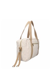 Sac matelassé en beige clair avec des sangles et des accents de fermeture éclair en tan. Dispose d'un compartiment principal et d'une poche latérale pour un rangement supplémentaire.