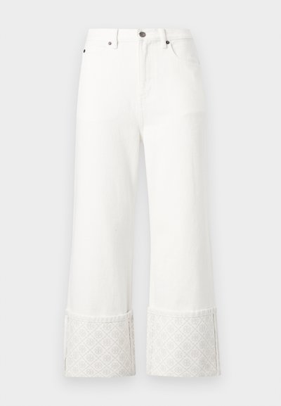Άσπρο τζιν παντελόνι με φαρδιά καμπάνα, ψηλή μέση και φαρδιά μανσέτα με διακριτικό ανάγλυφο γεωμετρικό μοτίβο.