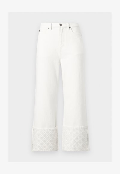 Άσπρο τζιν παντελόνι με φαρδιά καμπάνα, ψηλή μέση και φαρδιά μανσέτα με διακριτικό ανάγλυφο γεωμετρικό μοτίβο.
