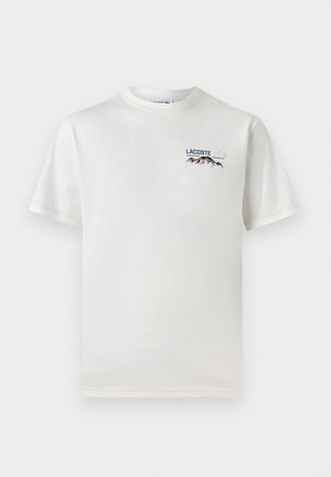 T-shirt bianco in cotone con scollatura rotonda, maniche corte e un piccolo logo ricamato che raffigura montagne e testo sul lato sinistro del petto.