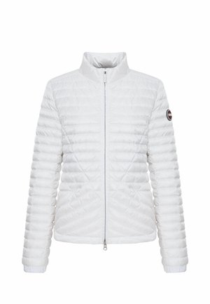 Witte doorgestikte gewatteerde jas met een volledige ritssluiting aan de voorkant, opstaande kraag, lange mouwen en een ronde merkembleem op de bovenkant van de linkerarm.