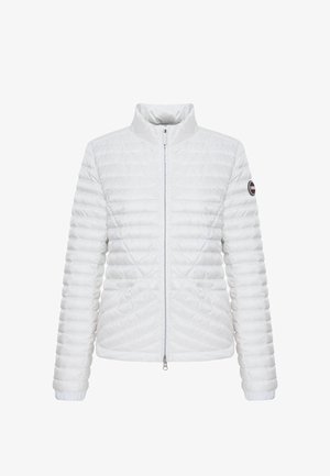 Valge tikandiga puffer-jope täispikkuse eesluku, püstkrae, pikkade varrukate ja ümmarguse brändiplakettiga vasakul ülakehal.