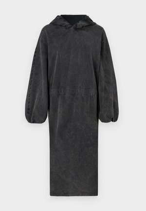 Robe noire longue à capuche en tissu texturé, avec une taille cintrée et des manches bouffantes. Présente le texte "VIE RÉUSSIE" sur la manche.