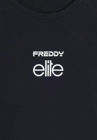 Maglietta nera con scollo rotondo. Sul davanti è stampato il testo "FREDDY" e "elite" in grassetto, con lettere maiuscole bianche.
