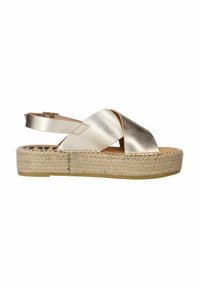 Metaalachtige gouden slingback sandaal met kruisende banden, jute-omhulde plateauzool, platte rubberen zool en een gladde leren textuur.