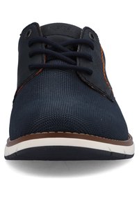 Marineblaue Schnürschuhe mit einem strukturierten Stoff-Obermaterial, Lederakzenten, kontrastierenden orangen Nähten und einer Gummisohle mit braunen Akzenten.