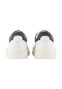 Weiße Sneaker mit dunkelblauen Akzenten, runder Zehenpartie, strukturiertem weißen Gummisohle und minimalistischem Design, das ein glattes Lederfinish aufweist.