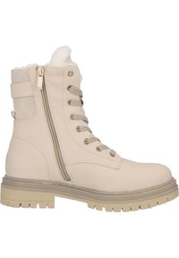 Bottes chelsea beiges en cuir avec une finition texturée. Les caractéristiques incluent des lacets, une fermeture éclair sur le côté et une semelle épaisse avec adhérence.