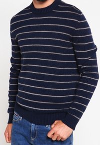 Námorně modrý pruhovaný svetr se světle šedými horizontálními pruhy, s žebrovaným kulatým výstřihem a manžetami, vyrobený z měkké, texturované pleteniny.