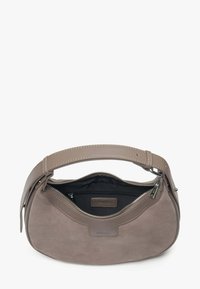 Szara skórzana torebka o gładkiej fakturze i pojedynczym, szerokim pasku. Na górze ma zamek błyskawiczny oraz wyłożone tkaniną wnętrze z kieszonką.